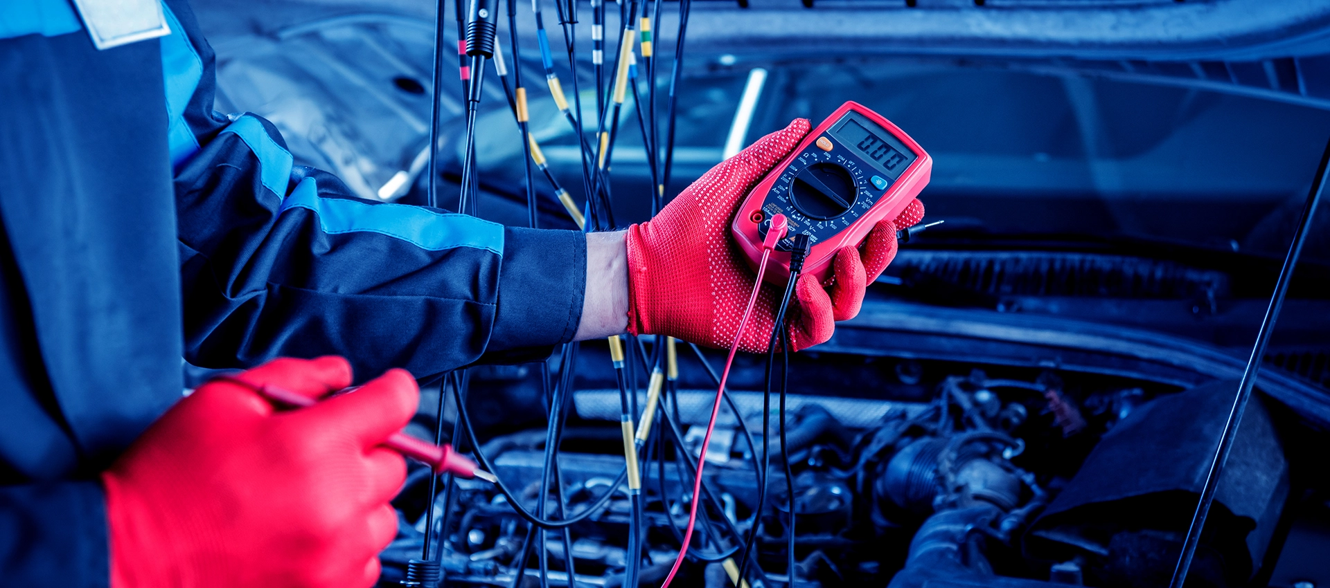 meccanico-auto-utilizza-il-voltmetro-per-controllare-il-livello-di-tensione-sezione-slider-autoriparazioni-medina